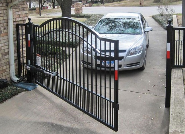 Automatic swing gate